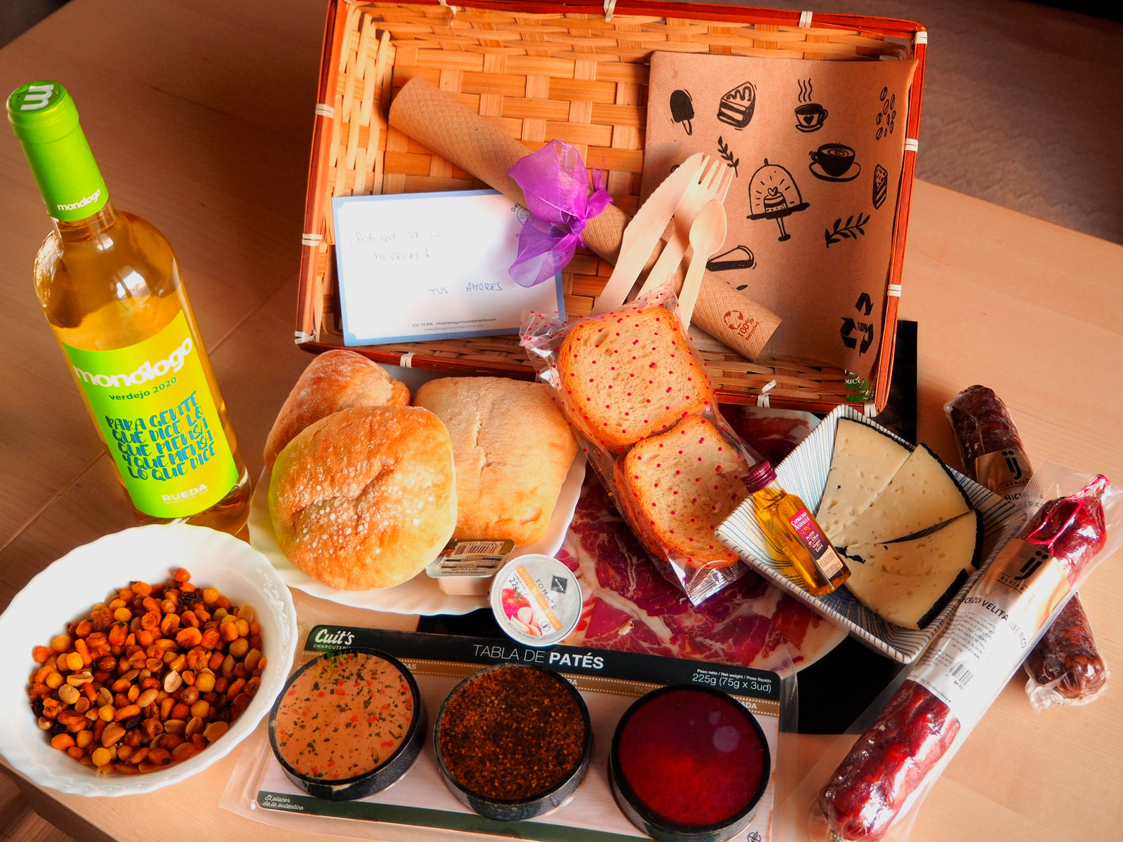 merienda a domicilio vino cerveza jamon iberico salchichon iberico chorizo iberico queso aceite de oliva tostadas panes frutos secos cesta servilleta mantel tomatecestas desayunos meriendas brunch regalos domicilio 
